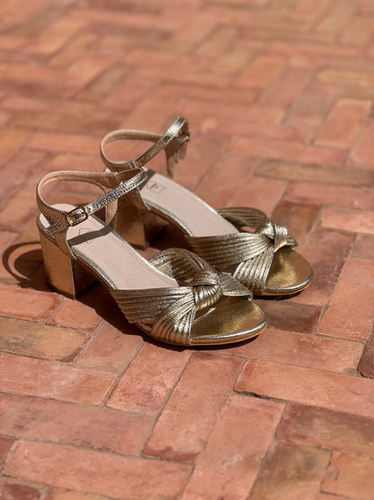 Sandalias de tacón en piel dorada de Sira Montero