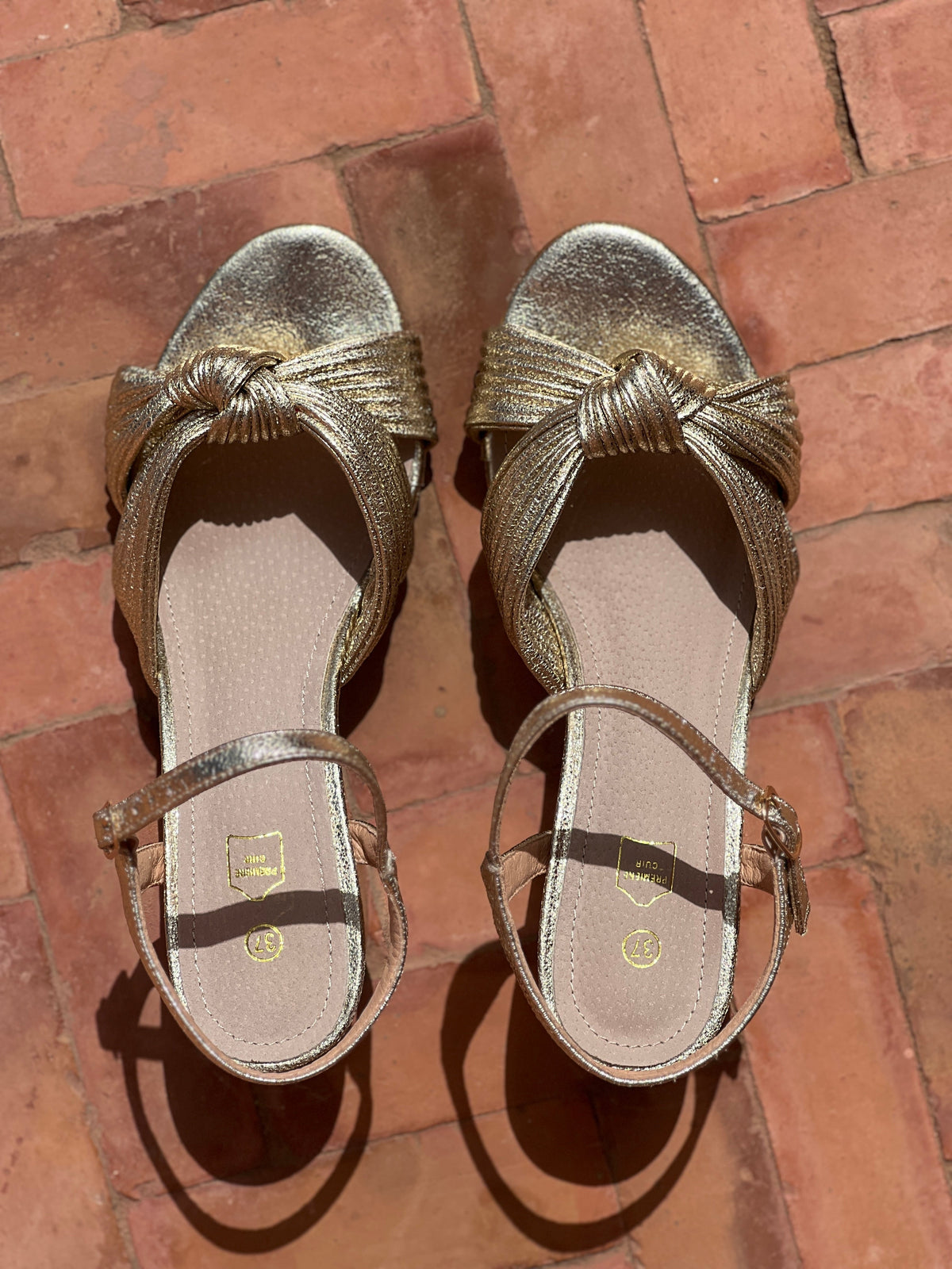 Sandalias de tacón en piel dorada de Sira Montero