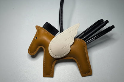 ACCESORIO DE CABALLO ALADO EN PIEL