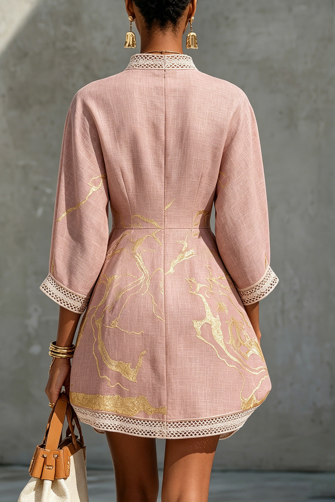 SIRA MONTERO | Vestido corto de crochet rosa con detalles dorados y escote en V - Rosa