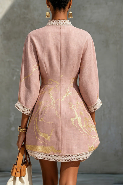 SIRA MONTERO | Vestido corto de crochet rosa con detalles dorados y escote en V - Rosa