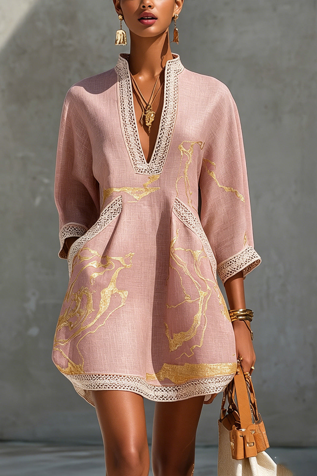 SIRA MONTERO | Vestido corto de crochet rosa con detalles dorados y escote en V - Rosa