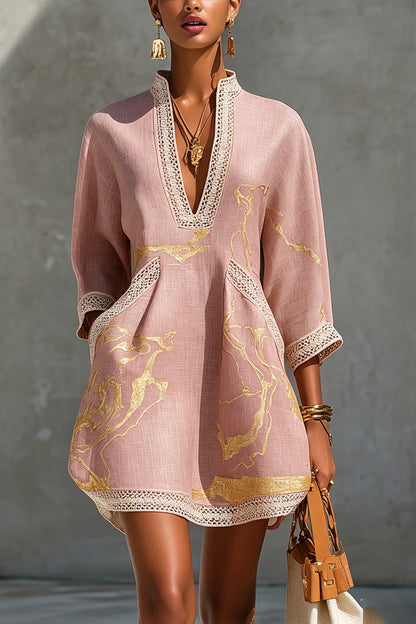 SIRA MONTERO | Vestido corto de crochet rosa con detalles dorados y escote en V - Rosa