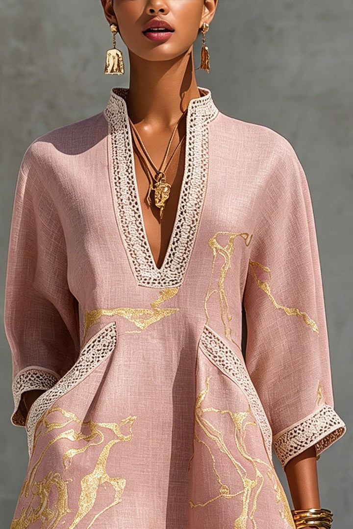 SIRA MONTERO | Vestido corto de crochet rosa con detalles dorados y escote en V - Rosa