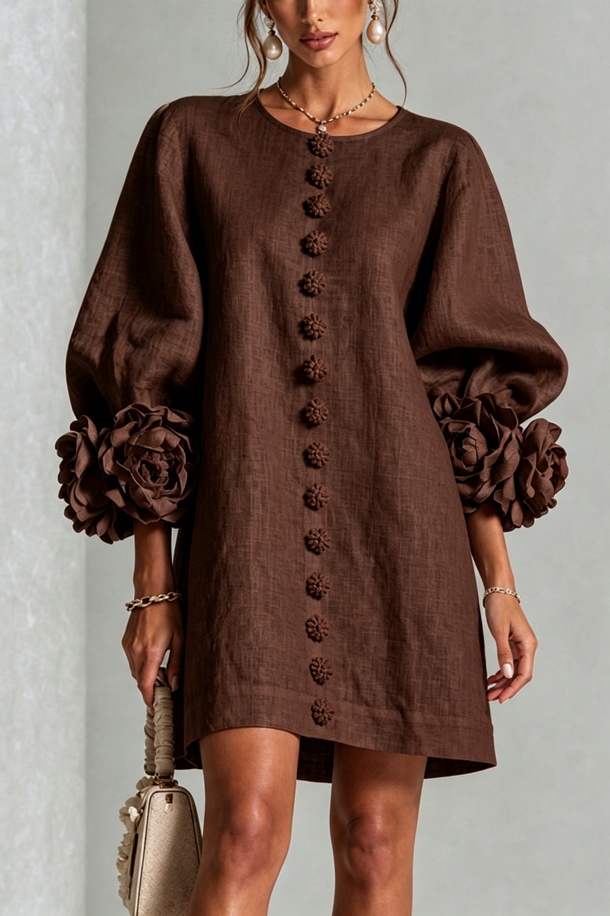 SIRA MONTERO | Vestido mini de lino con puños anudados y botones florales - Marrón chocolate