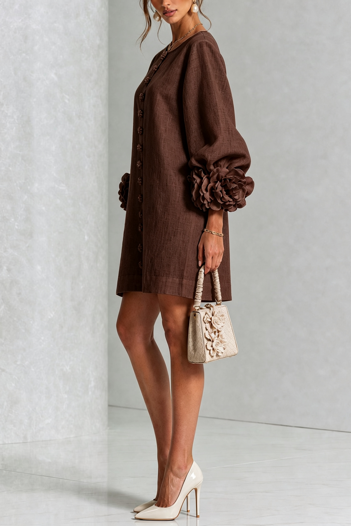 SIRA MONTERO | Vestido mini de lino con puños anudados y botones florales - Marrón chocolate