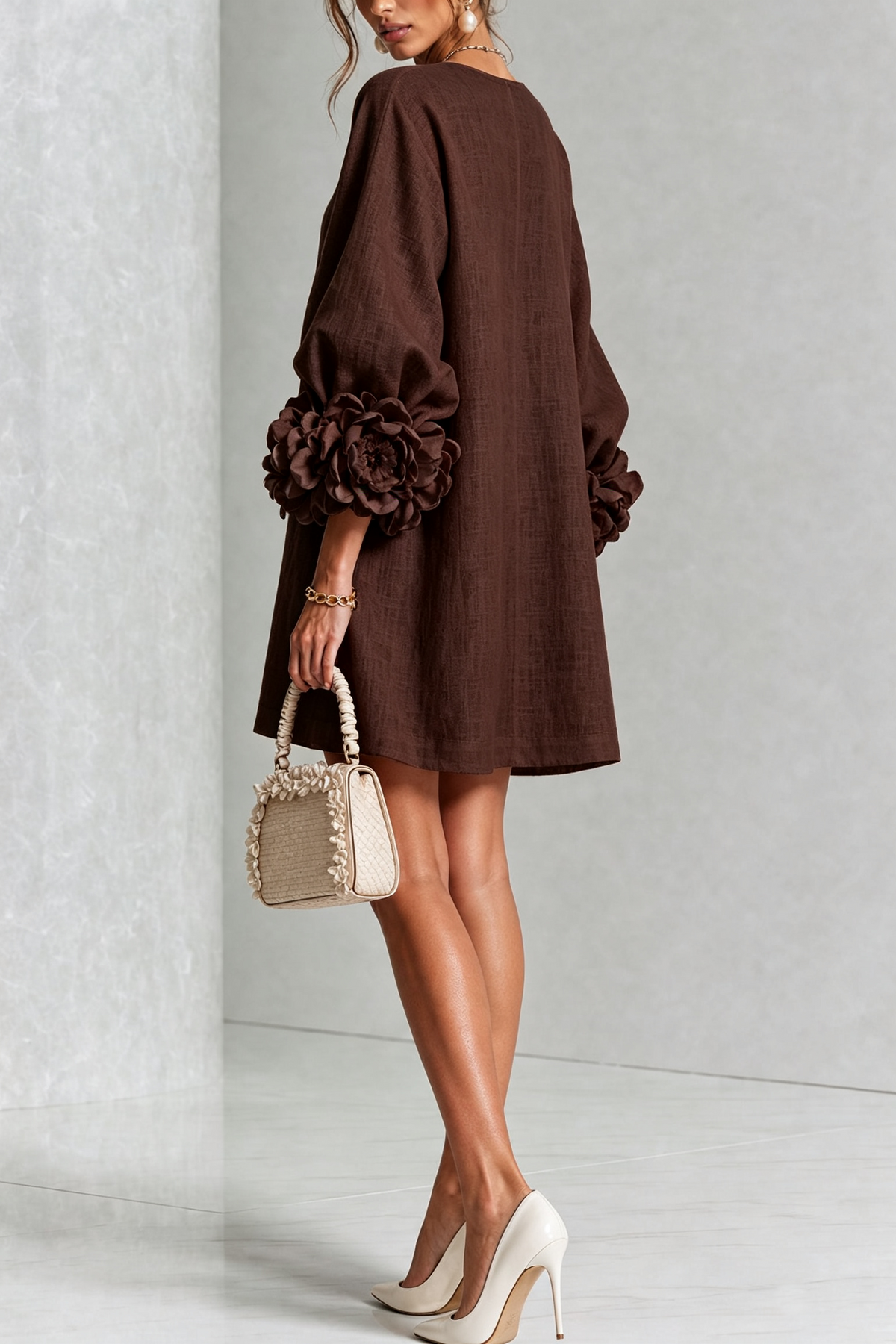 SIRA MONTERO | Vestido mini de lino con puños anudados y botones florales - Marrón chocolate
