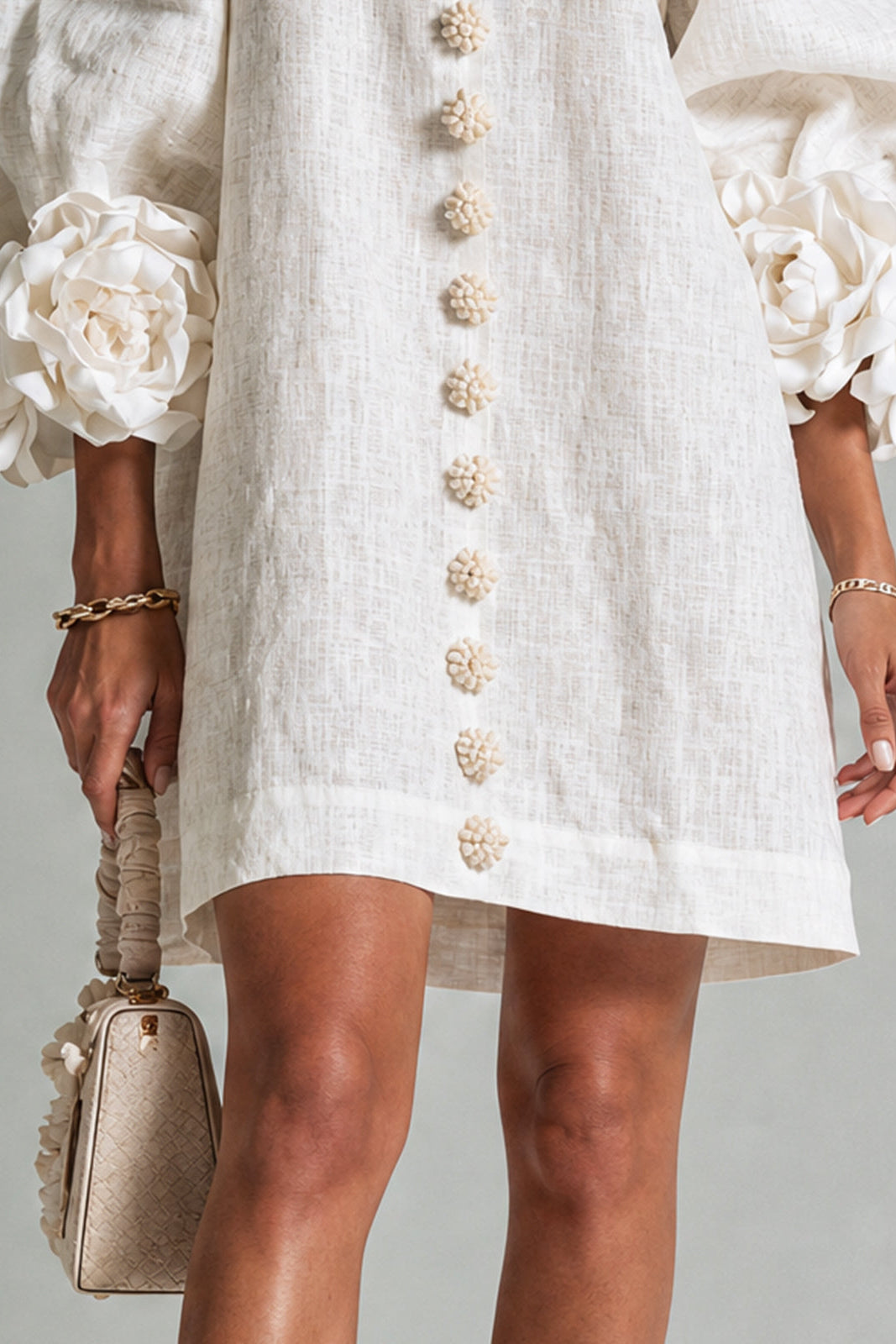 SIRA MONTERO | Vestido mini de lino con puños anudados y botones florales - Blanco