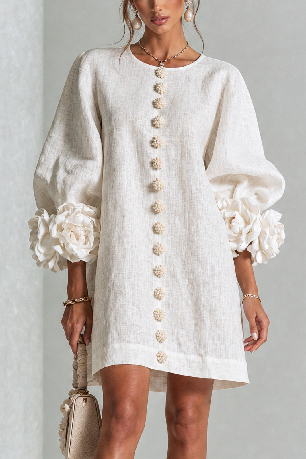 SIRA MONTERO | Vestido mini de lino con puños anudados y botones florales - Blanco