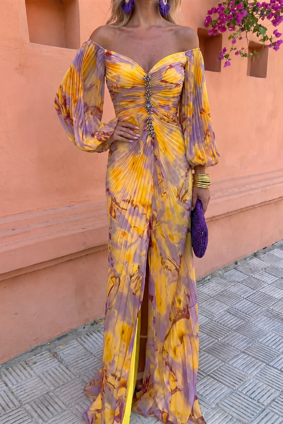 Vestido Largo Floral con Escote Profundo de Sira Montero