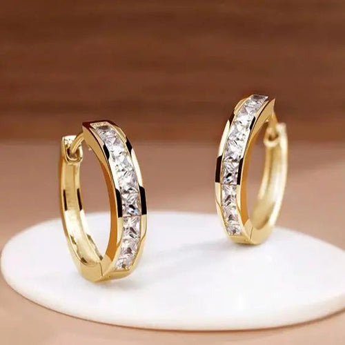 Pendientes de aro elegantes en oro y cristal