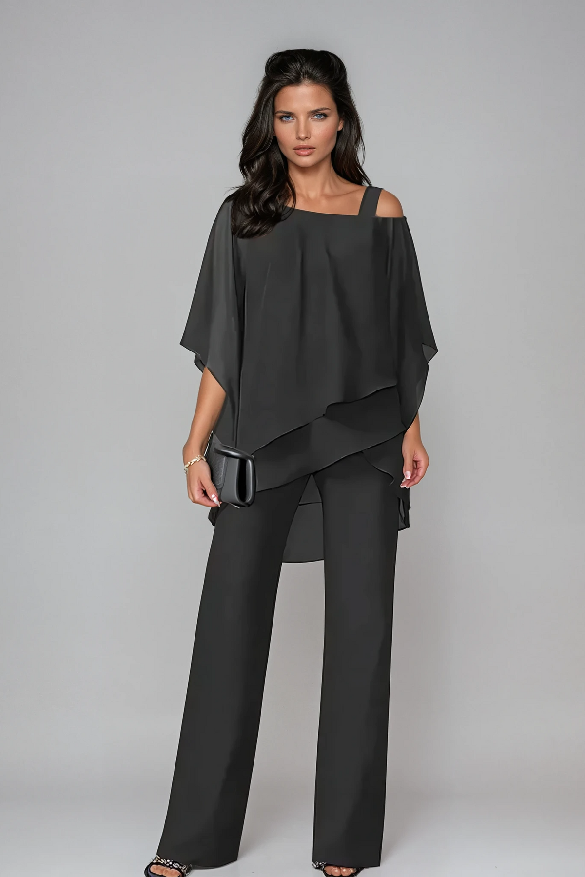 Conjunto de poncho asimétrico y pantalón fluido de Sira Montero