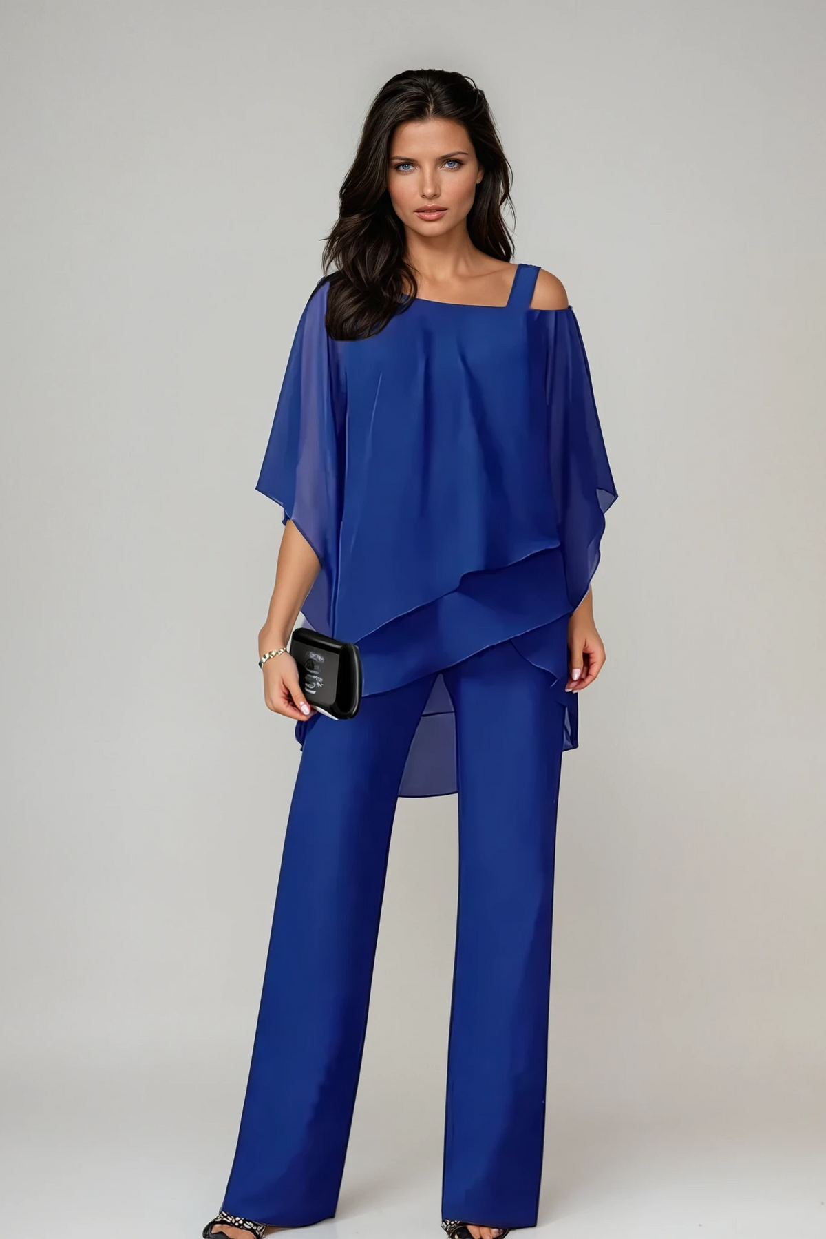 Conjunto de poncho asimétrico y pantalón fluido de Sira Montero