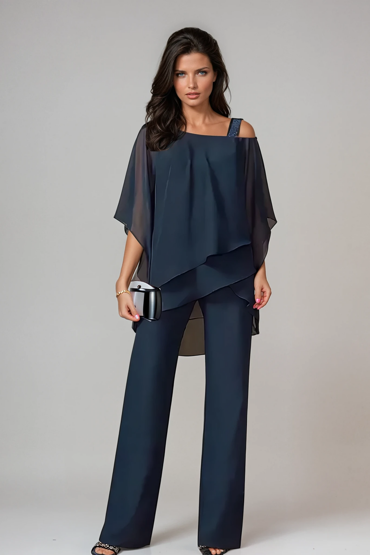 Conjunto de poncho asimétrico y pantalón fluido de Sira Montero